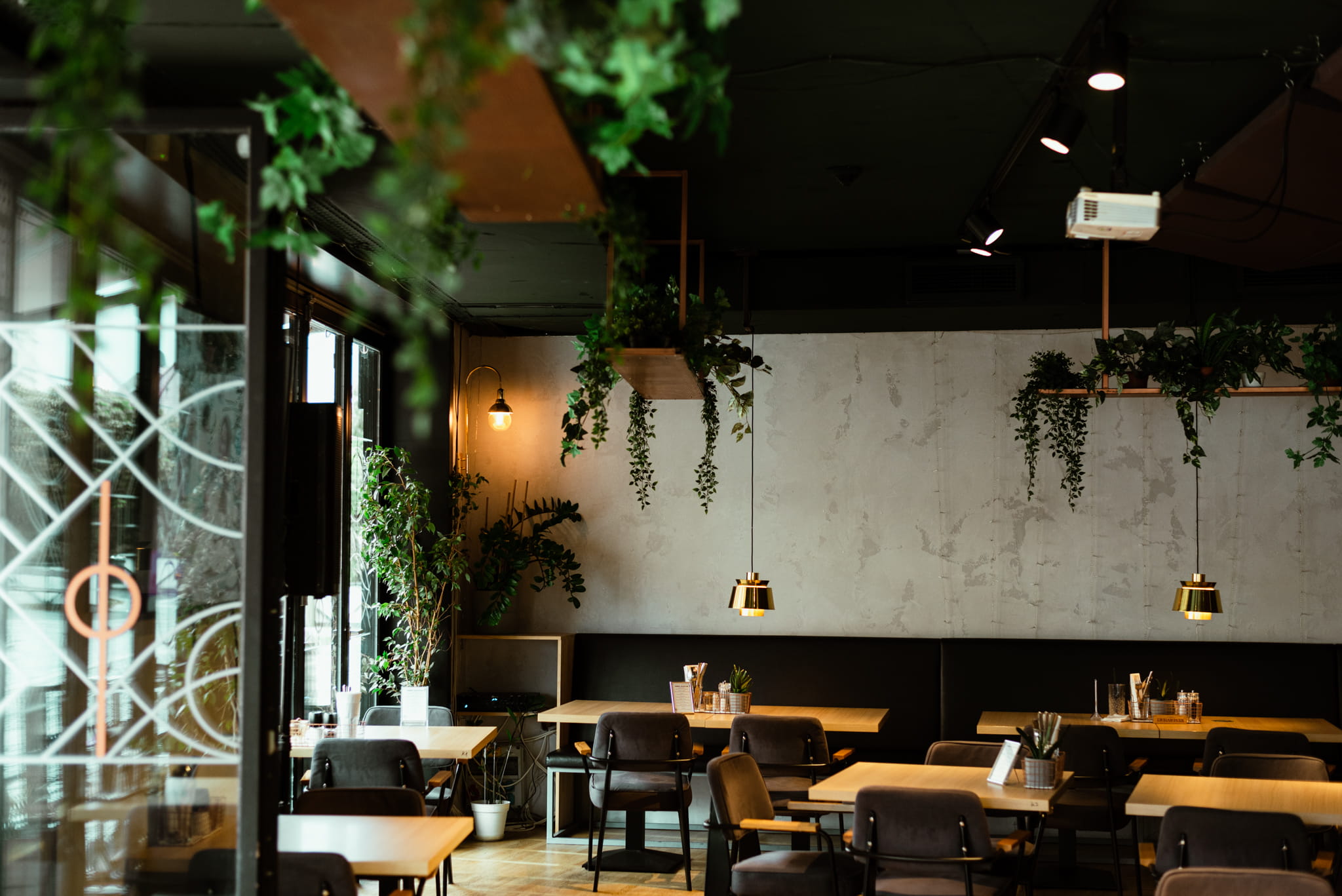 PÓDIUM Bistro & Club éttermi enteriőr, előkészített asztalok