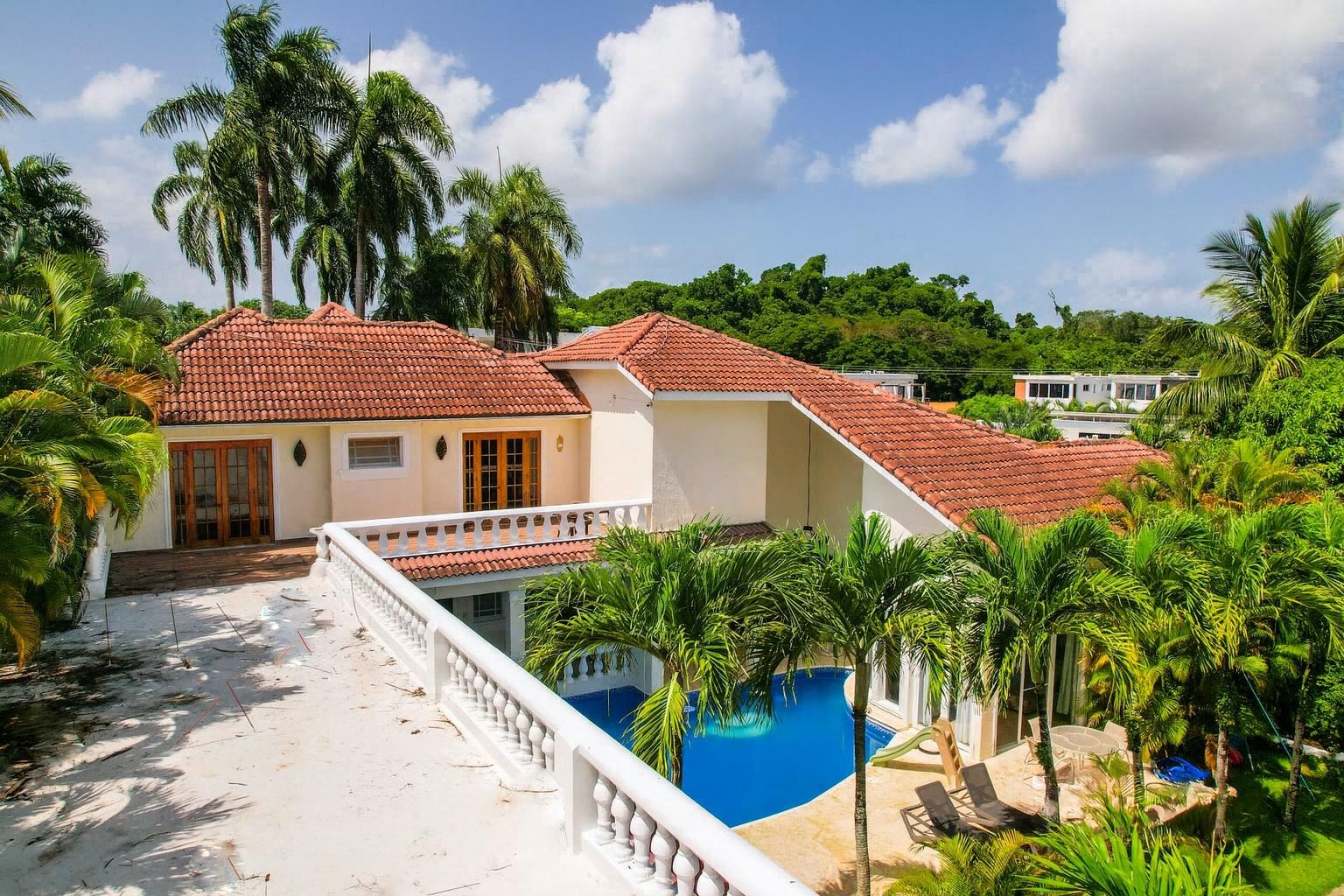 Bright and SpaciousTropical Villa  2