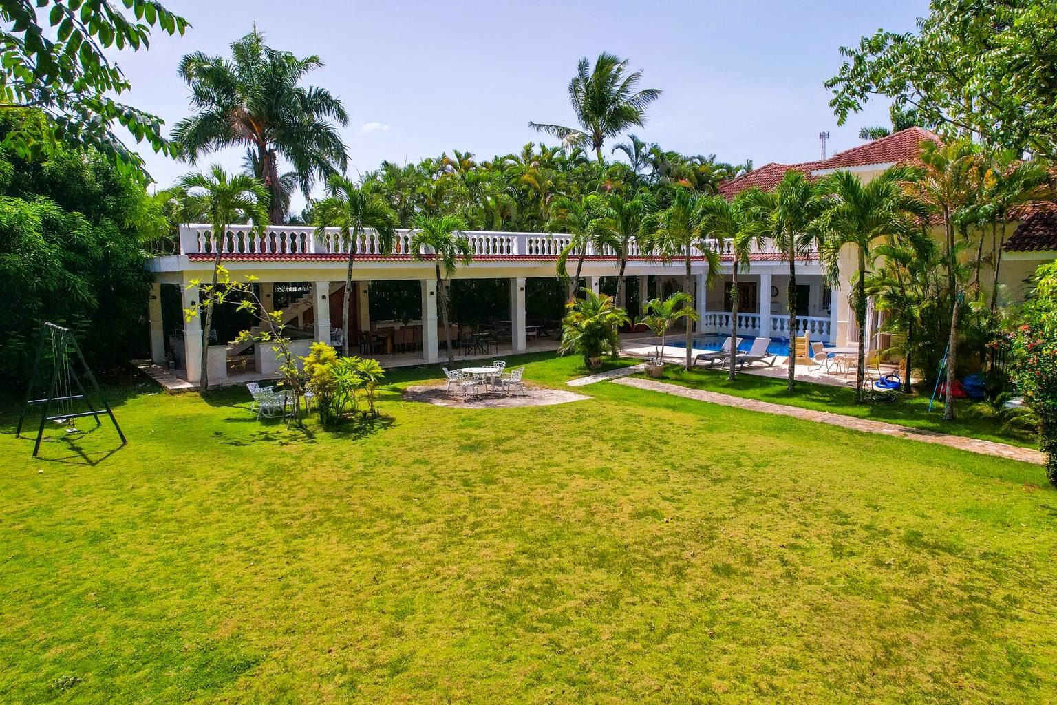 Bright and SpaciousTropical Villa  4