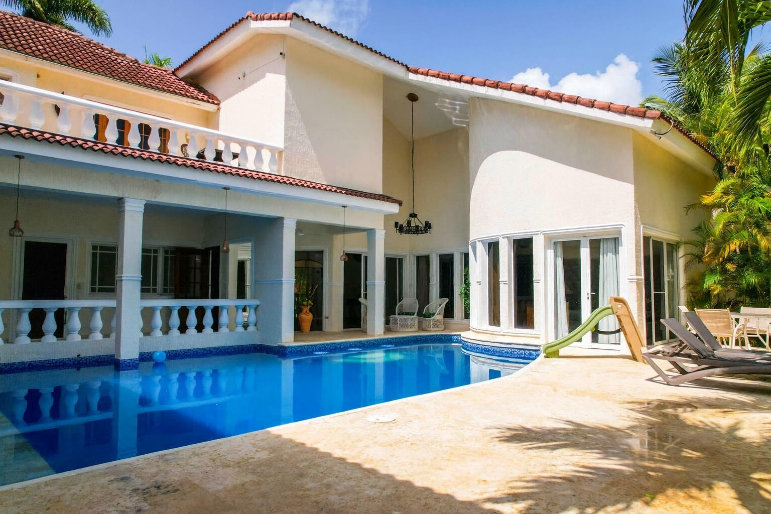 Bright and SpaciousTropical Villa  3