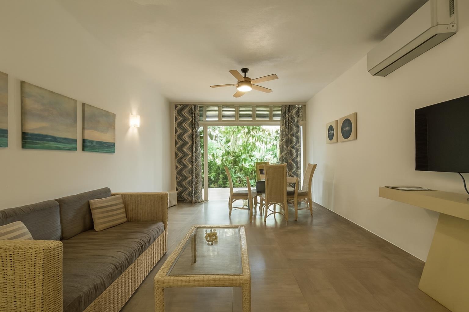 Modern 2-Bedroom Apartment with Pool View in Encuentro  10