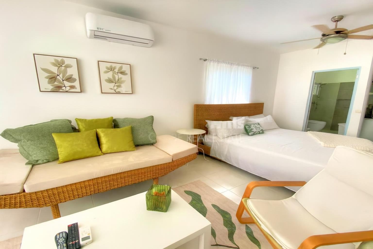 Modern 2-Bedroom Apartment with Pool View in Encuentro  4