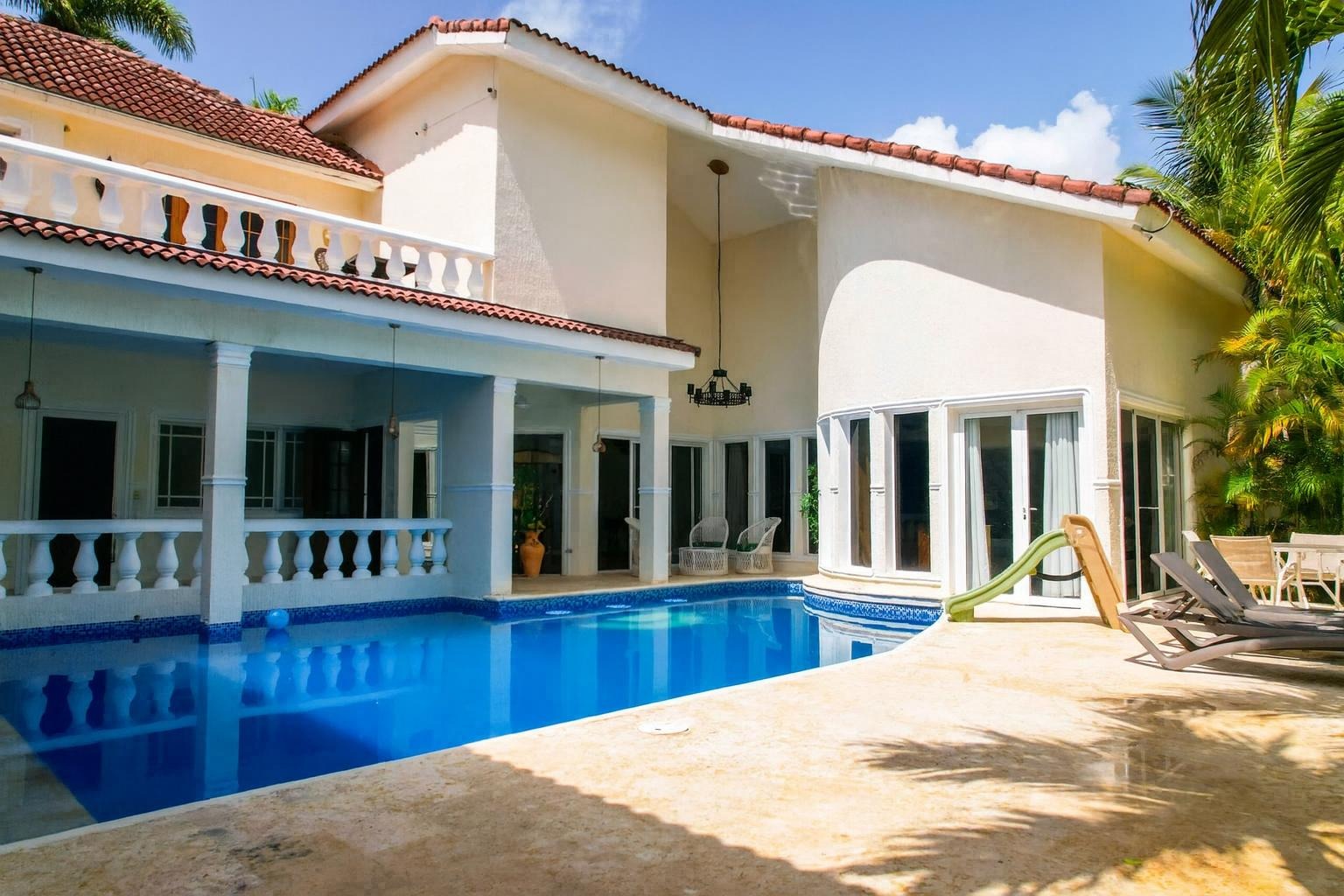 Bright and SpaciousTropical Villa  3