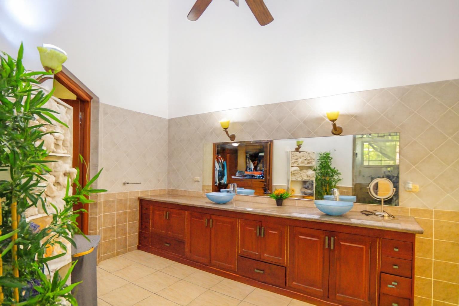 Bright and SpaciousTropical Villa  10