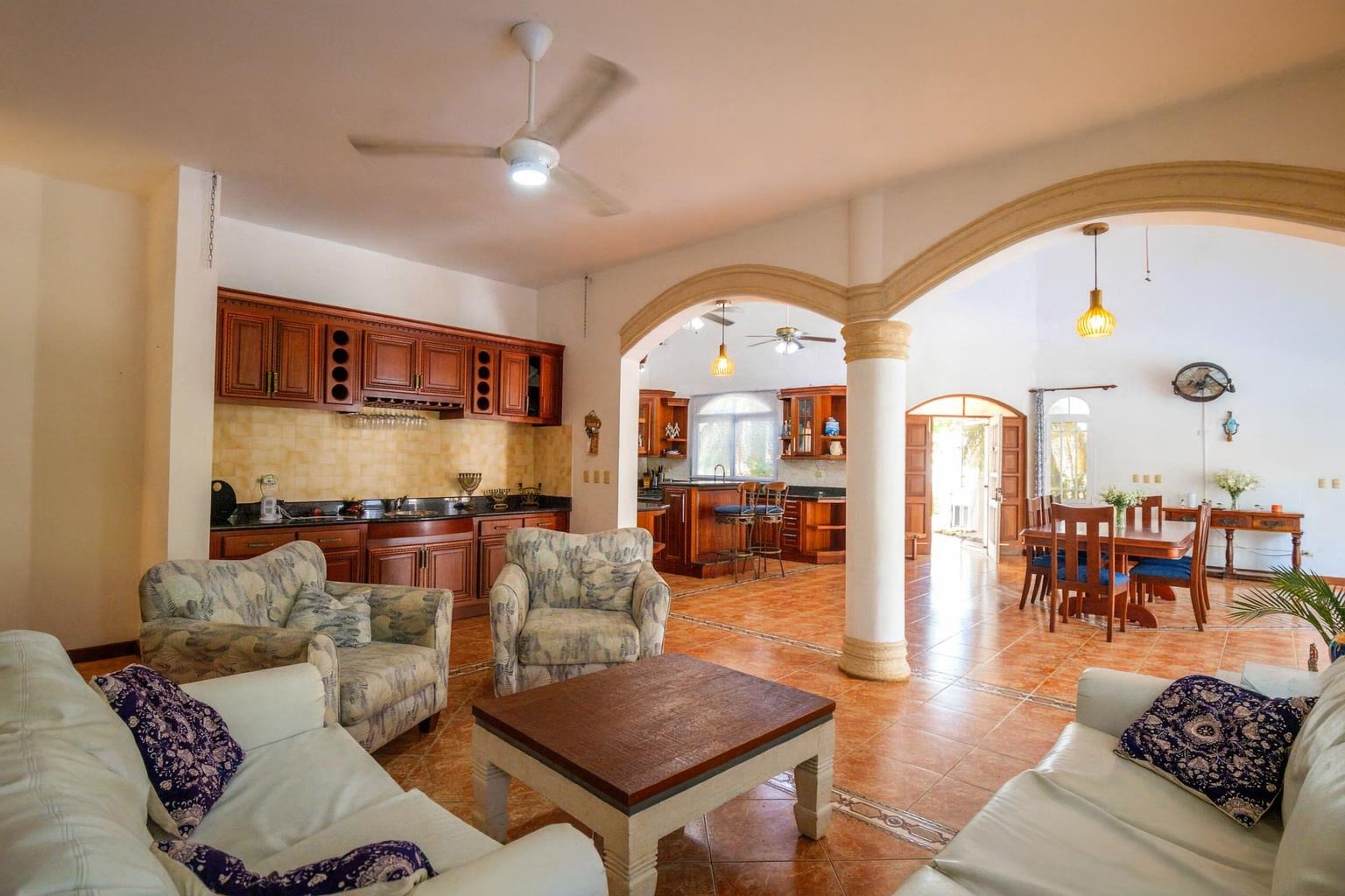 Bright and SpaciousTropical Villa  7