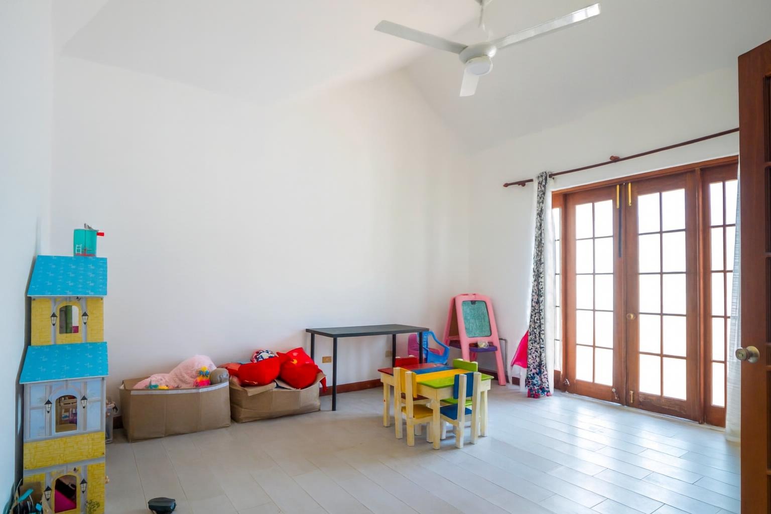 Bright and SpaciousTropical Villa  11
