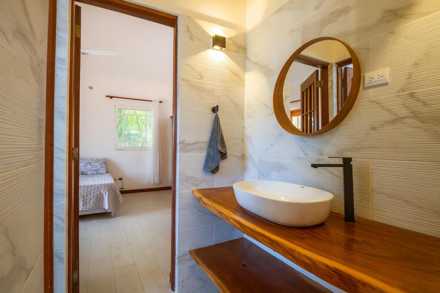 Bright and SpaciousTropical Villa  14