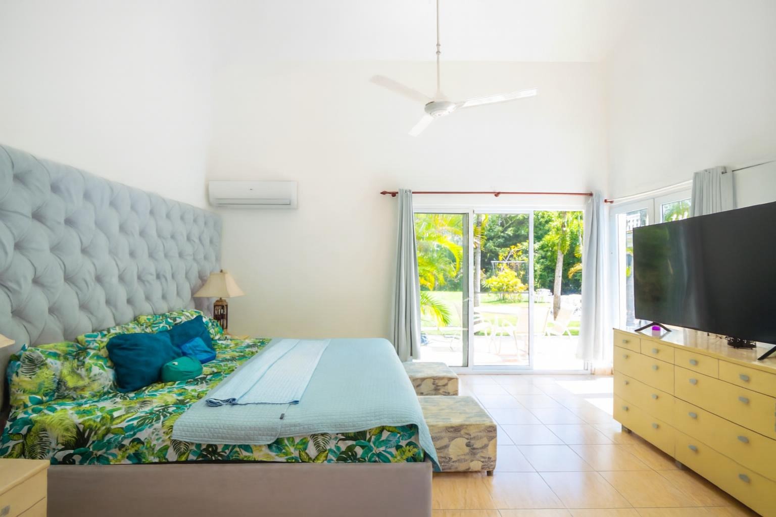 Bright and SpaciousTropical Villa  15