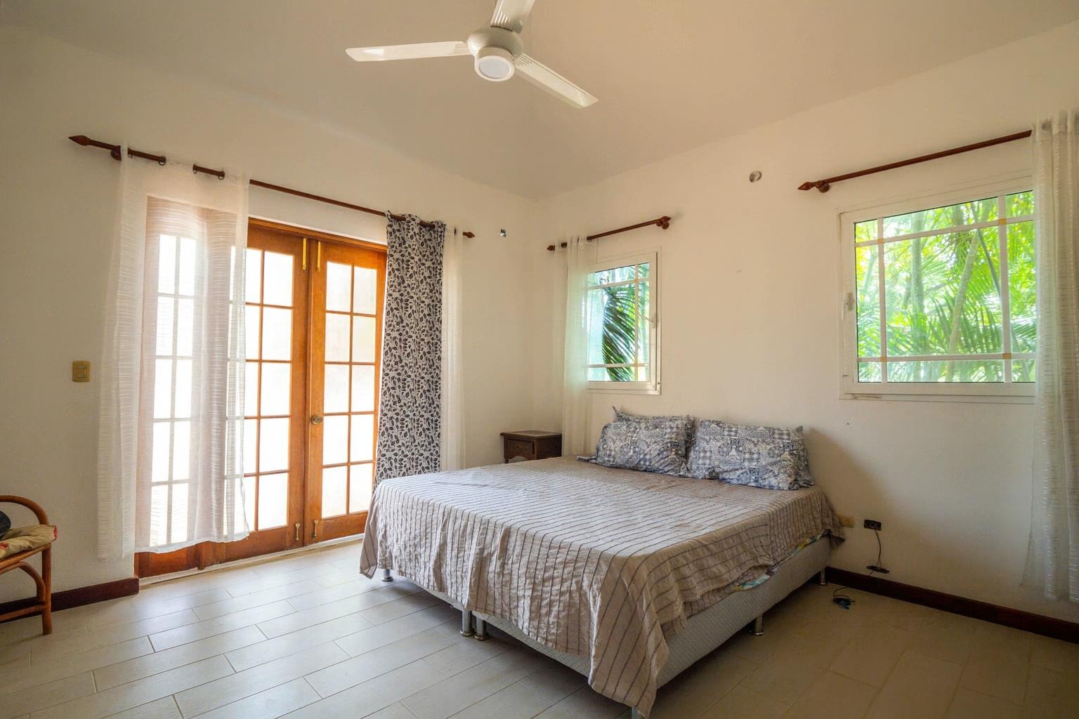 Bright and SpaciousTropical Villa  17