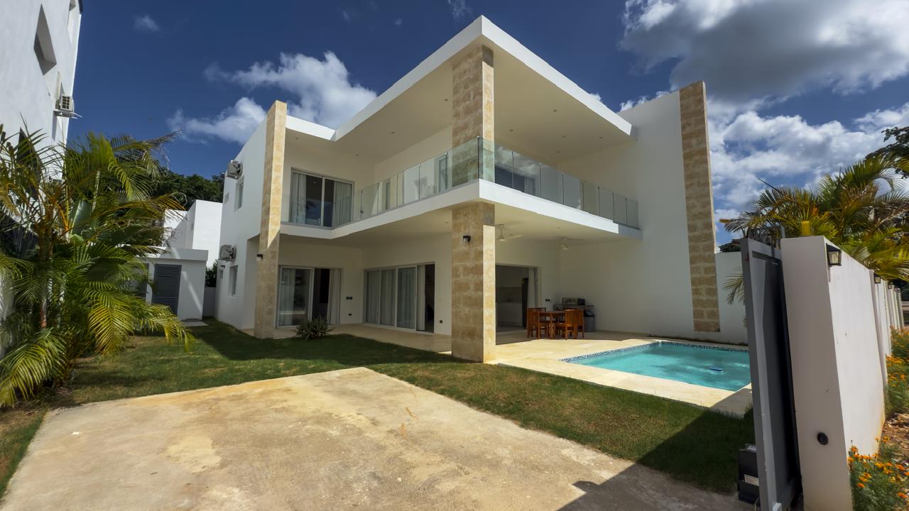 Modern Style Villa With Own Garden and Pool