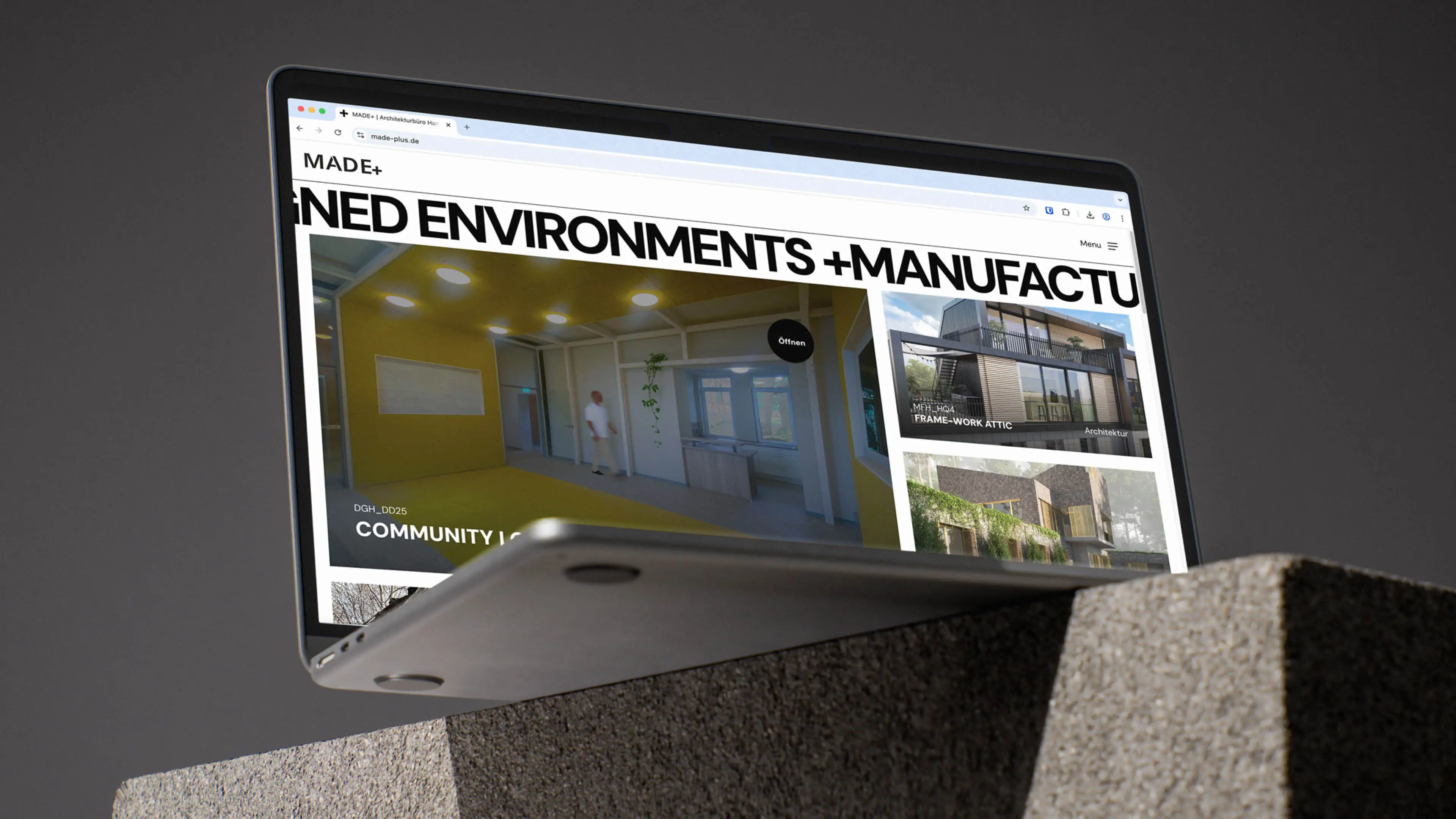 Mockup eines Macbooks, das die Startseite von made+ zeigt