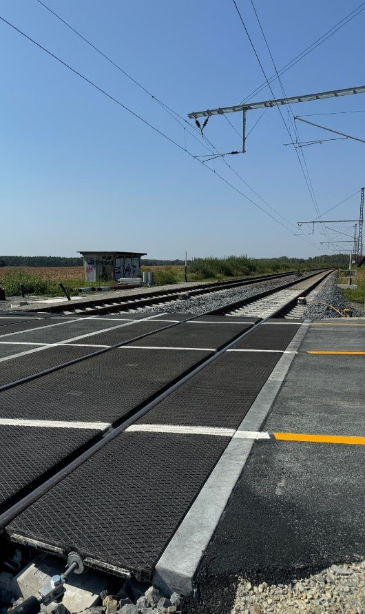 Ein Bild, das draußen, Himmel, Bahn, öffentliche Versorgung enthält.Automatisch generierte Beschreibung, Bild