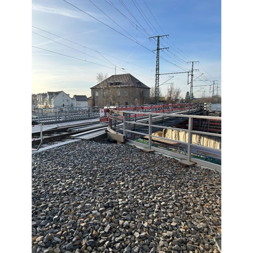 Ein Bild, das draußen, Himmel, Bahn, Gelände enthält.Automatisch generierte Beschreibung, Bild