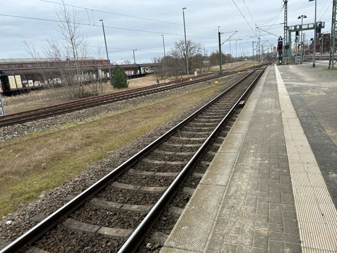 Ein Bild, das Bahn, draußen, Himmel, Zug enthält.Automatisch generierte Beschreibung, Bild