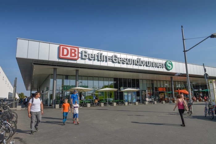Ein Bild, das Himmel, draußen, Fahrrad, Gebäude enthält.Automatisch generierte Beschreibung, Bild