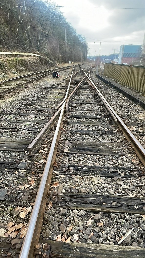 Ein Bild, das Bahn, draußen, Zug, Himmel enthält.Automatisch generierte Beschreibung, Bild