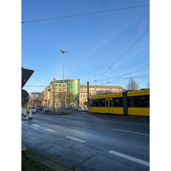 Ein Bild, das draußen, Himmel, Gebäude, Stromversorgung enthält.Automatisch generierte Beschreibung, Bild