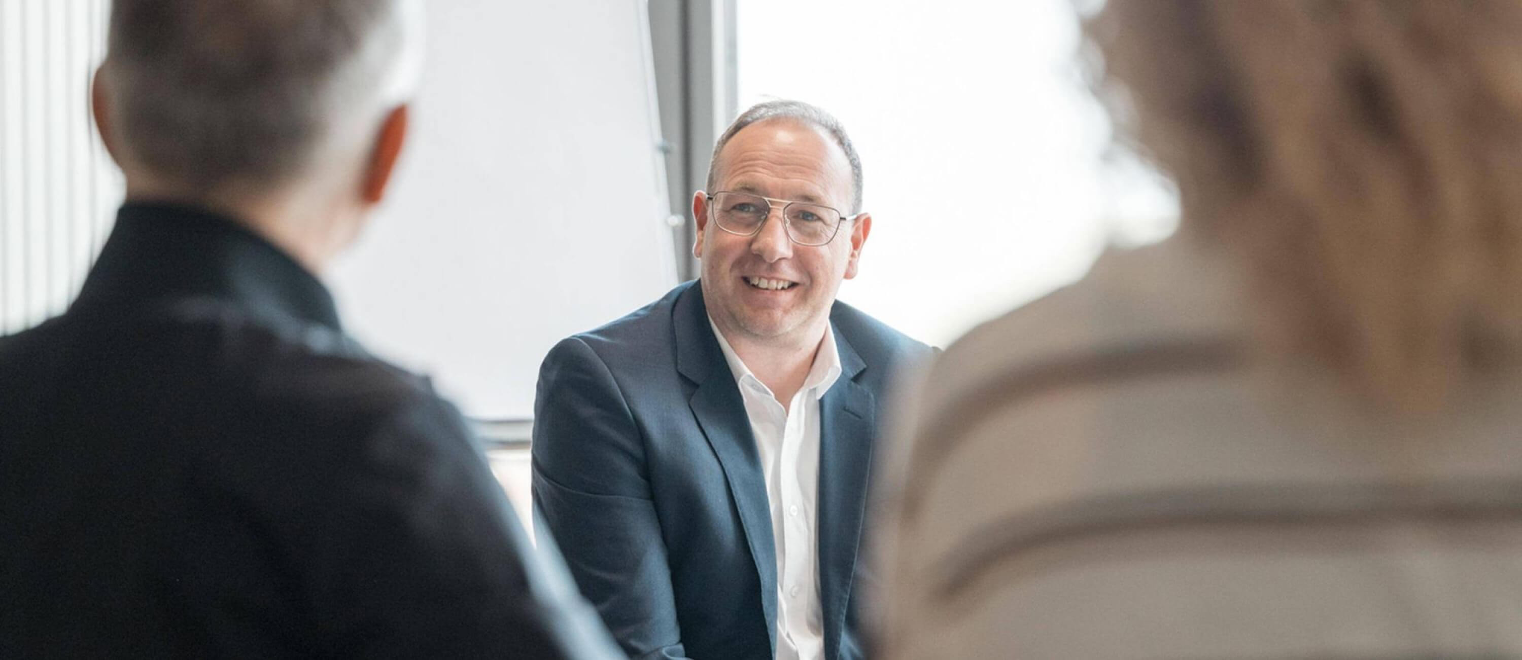 Thomas Schmidt im Gespräch mit Kunden.