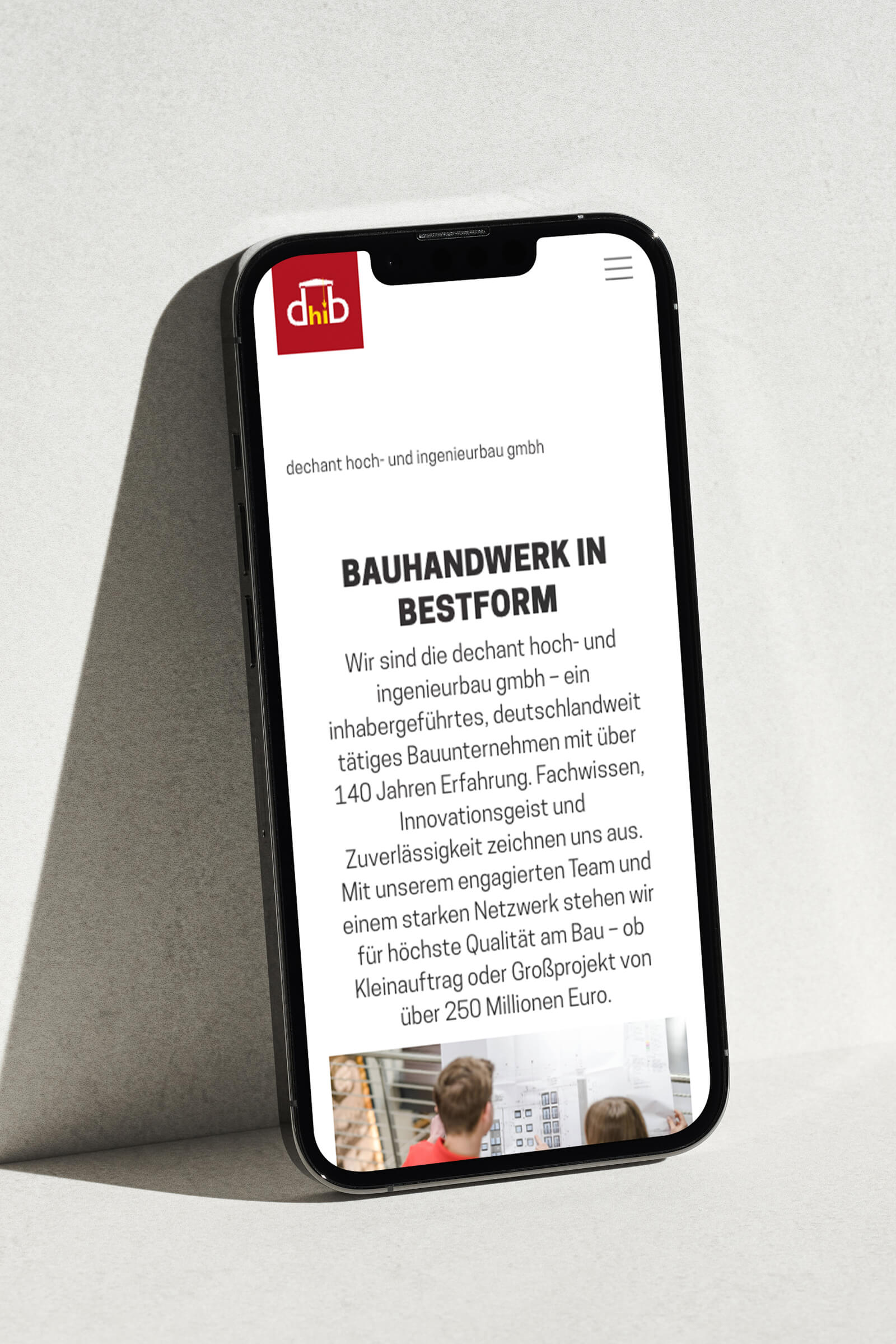 Mobile Website für Dechant Hoch- und Ingenieurbau auf einem Smartphone.