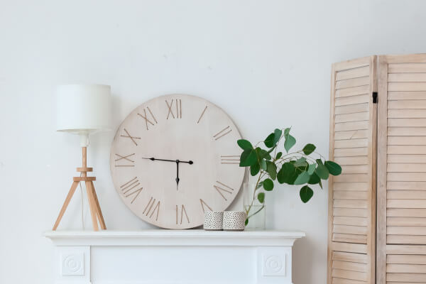 Eine helle, ruhige Szene mit einer großen Uhr. Das Bild steht dafür, dass Inhalte nicht unbegrenzt aktuell bleiben und Marken ihre Botschaften regelmäßig überprüfen sollten.