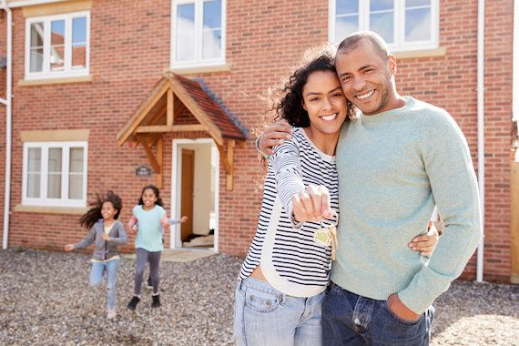 Photo d'une famille emménageant dans un nouveau logement potentiellement infesté de punaises de lit. Les punaises de lit peuvent être dans le logement dans lequel vous avez emménagé sans que le propriétaire ne vous en informe. 