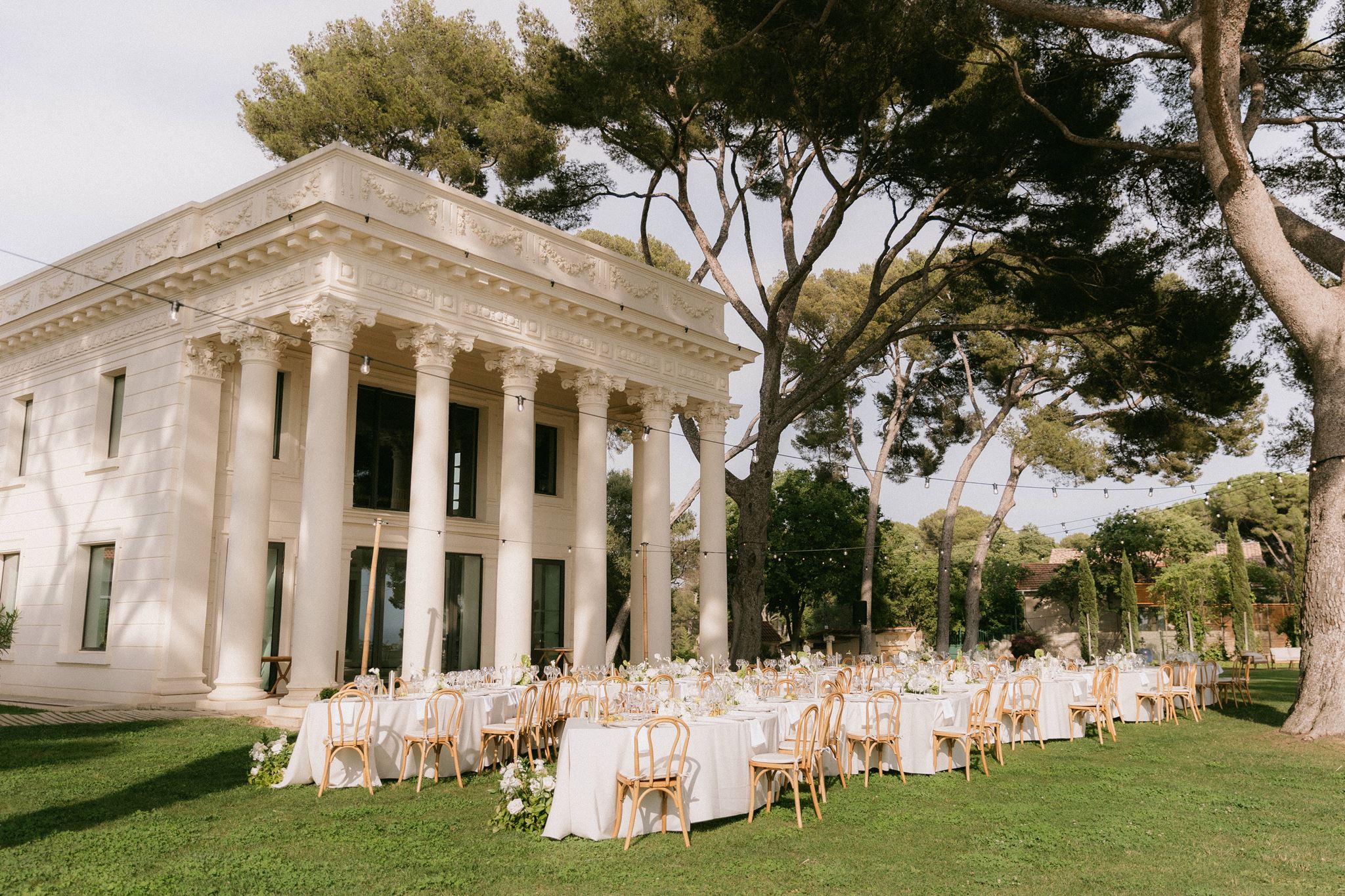 Cocktail dînatoire ou dîner assis : comment choisir le bon format pour son mariage ?