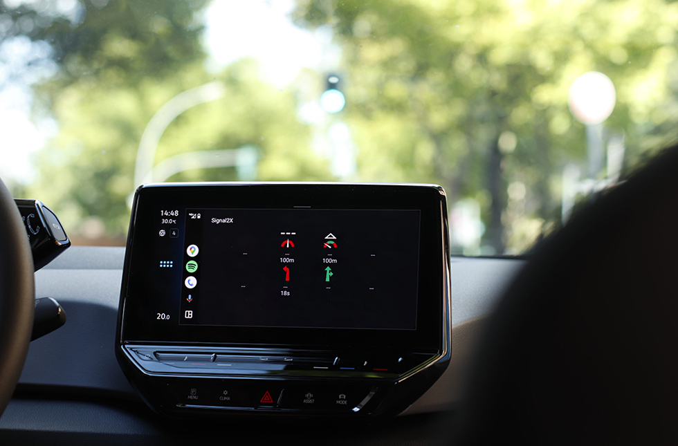 Foto Fokus auf Display im Auto, was die Signal2X zeigt