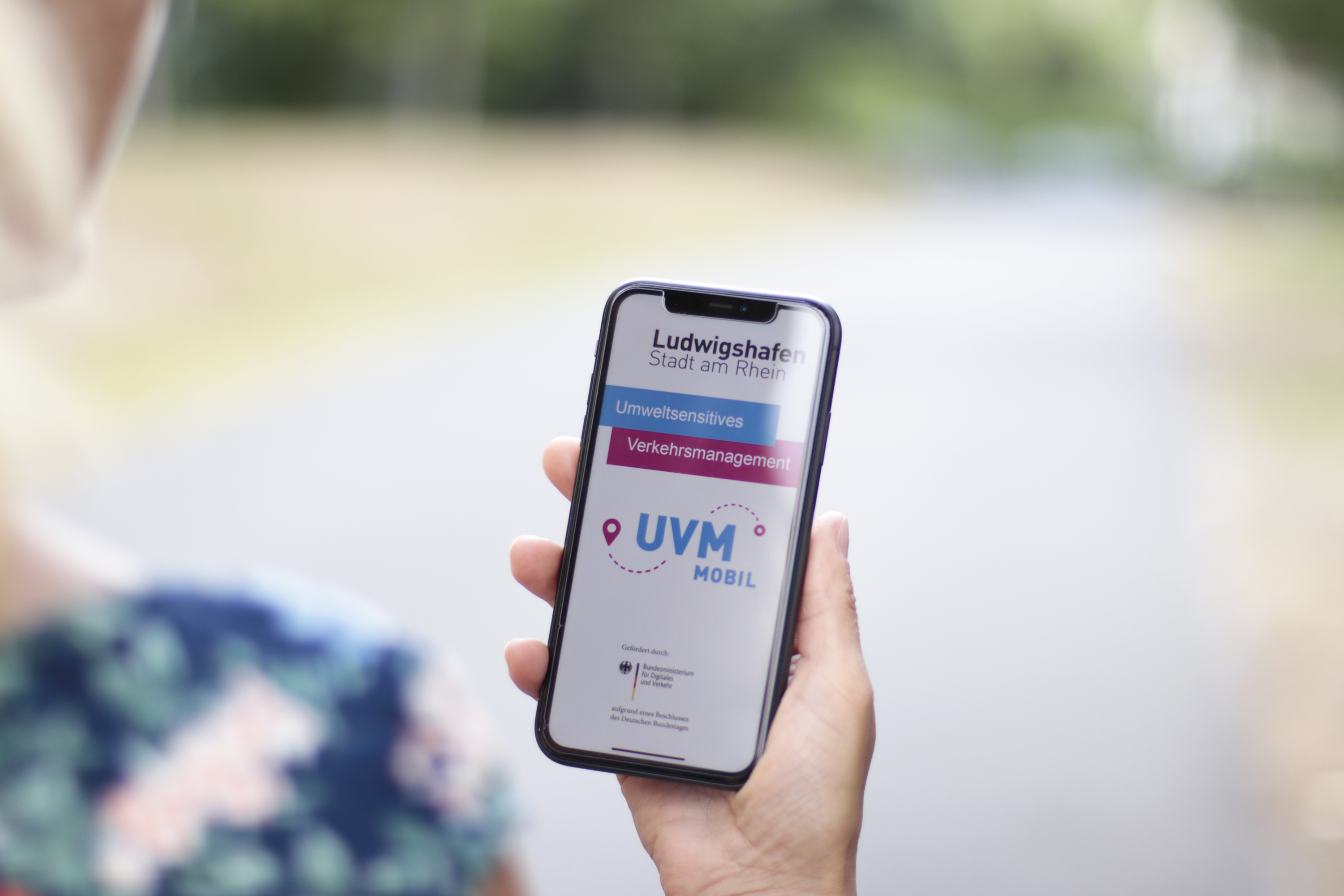 Foto UVM Mobil Ludwigshafen auf Handy was gehalten wird