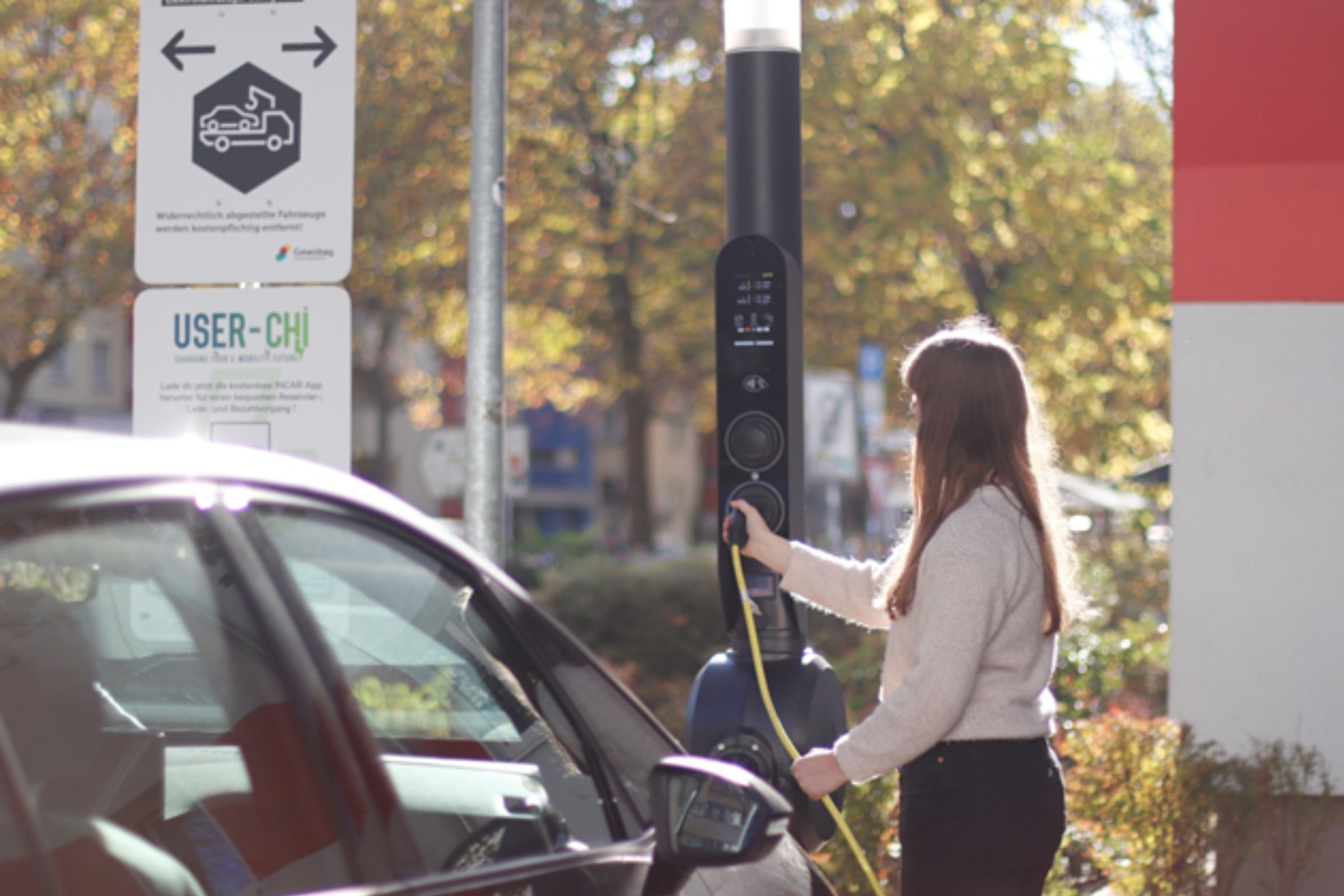 FRau an Ladesäule des USER-Chi Projektes