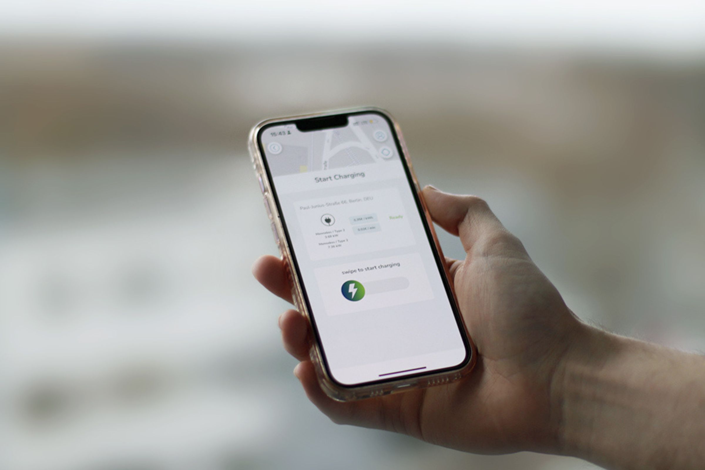 Hand hält Handy mit geöffneter INCAR App zu sehen ist das Starten des Ladevorgangs