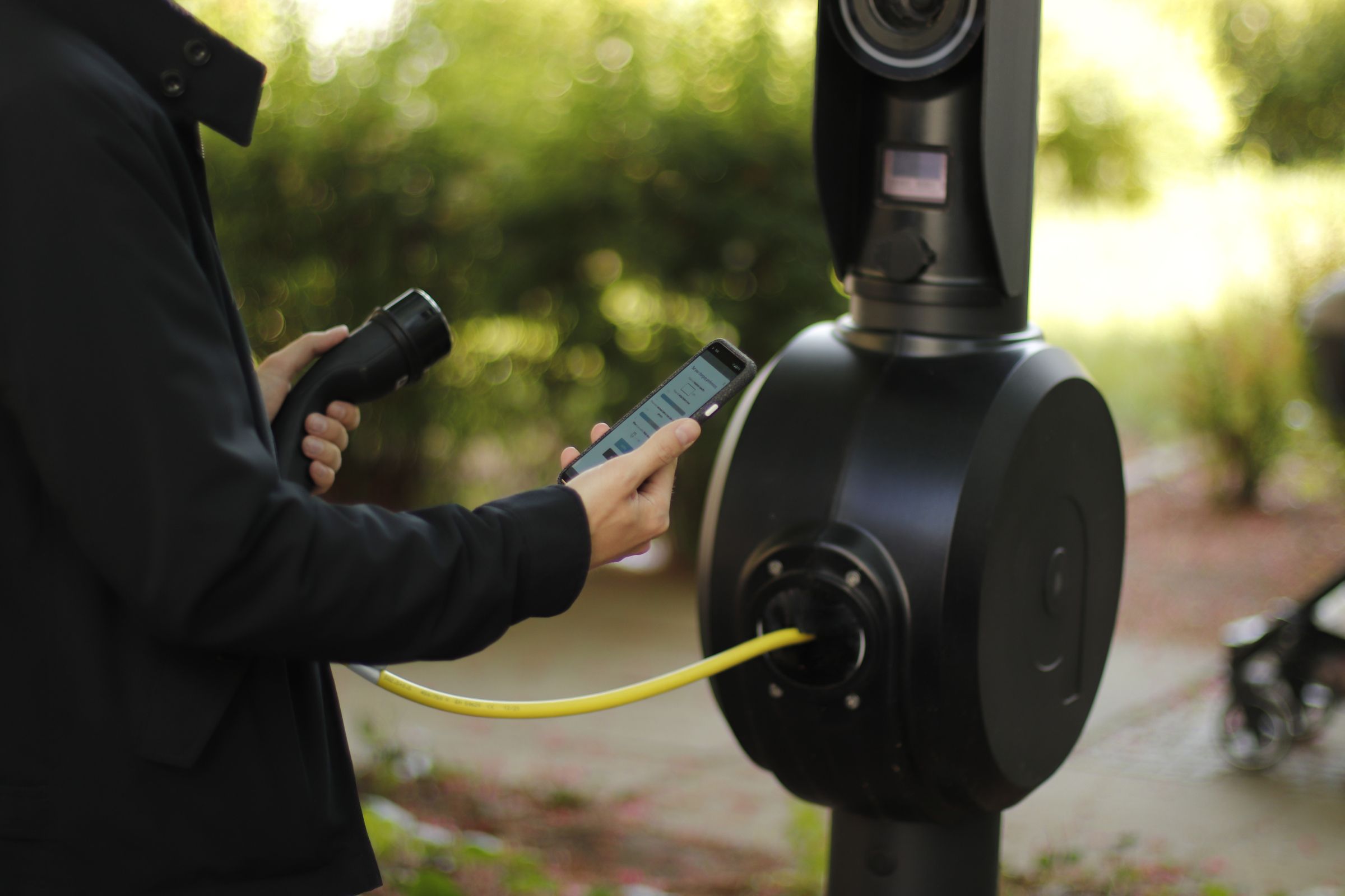 MAnn an Ladesäule mit geöffneter INCAR App