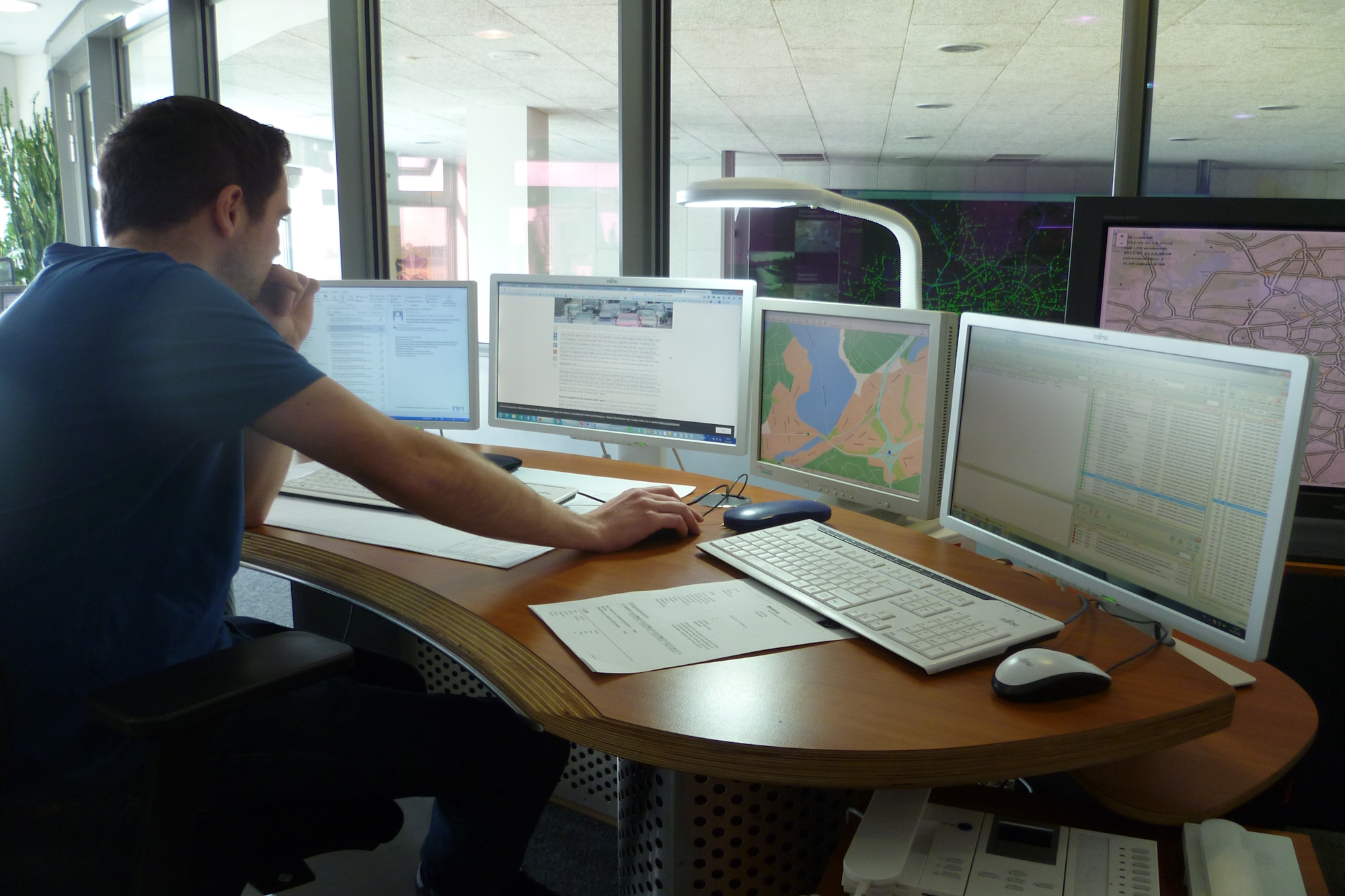 ein Mann am Computer in der alten VIZ Zentrale beim RBB