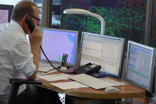 Mann telefoniert vor Computer in der alten VIZ Zentrale beim RBB