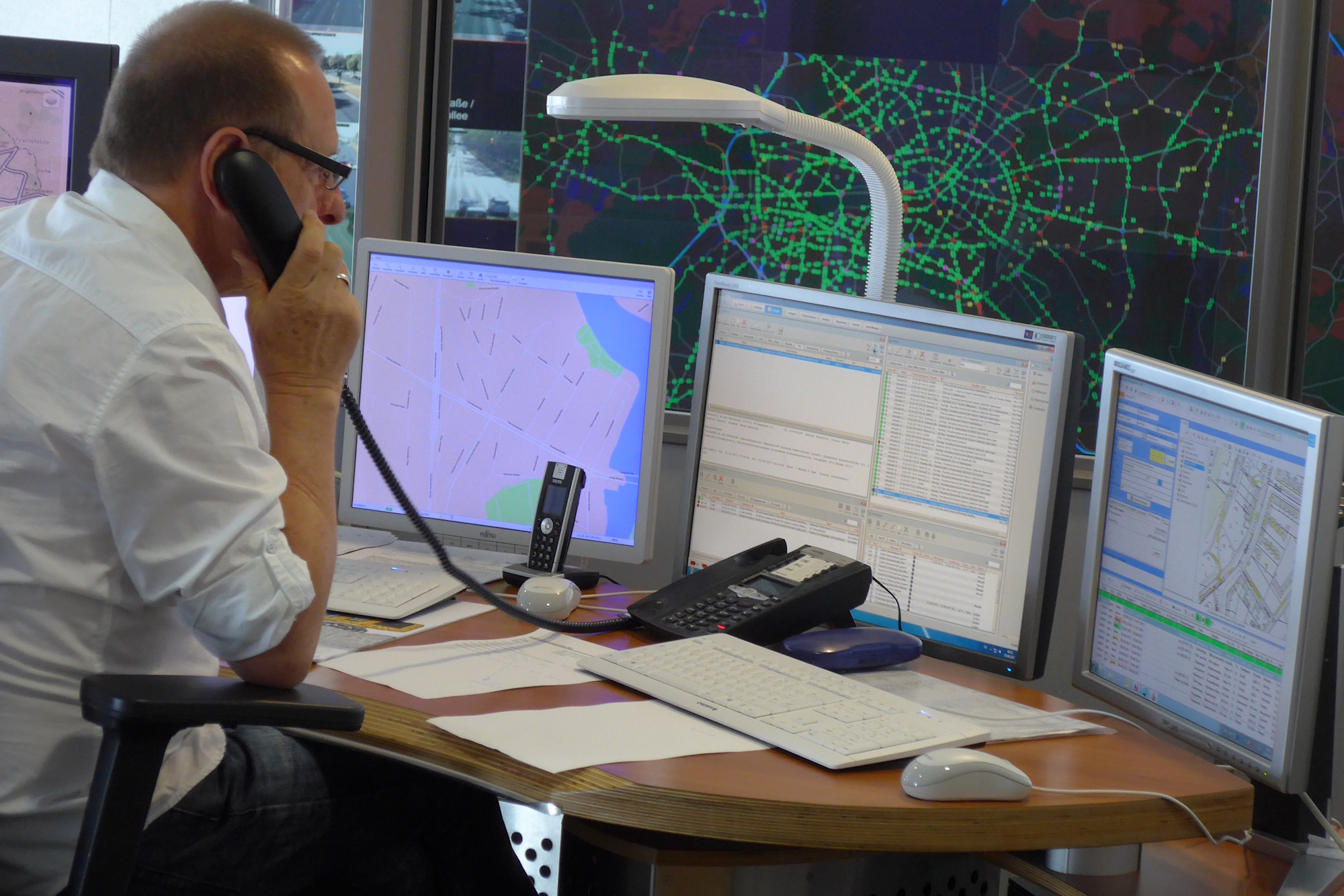 Mann telefoniert vor Computer in der alten VIZ Zentrale beim RBB