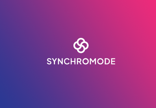 SYNCHROMODE Logo in weiß auf einem Hintergrund mit Lila zu Rosa Farbverlauf