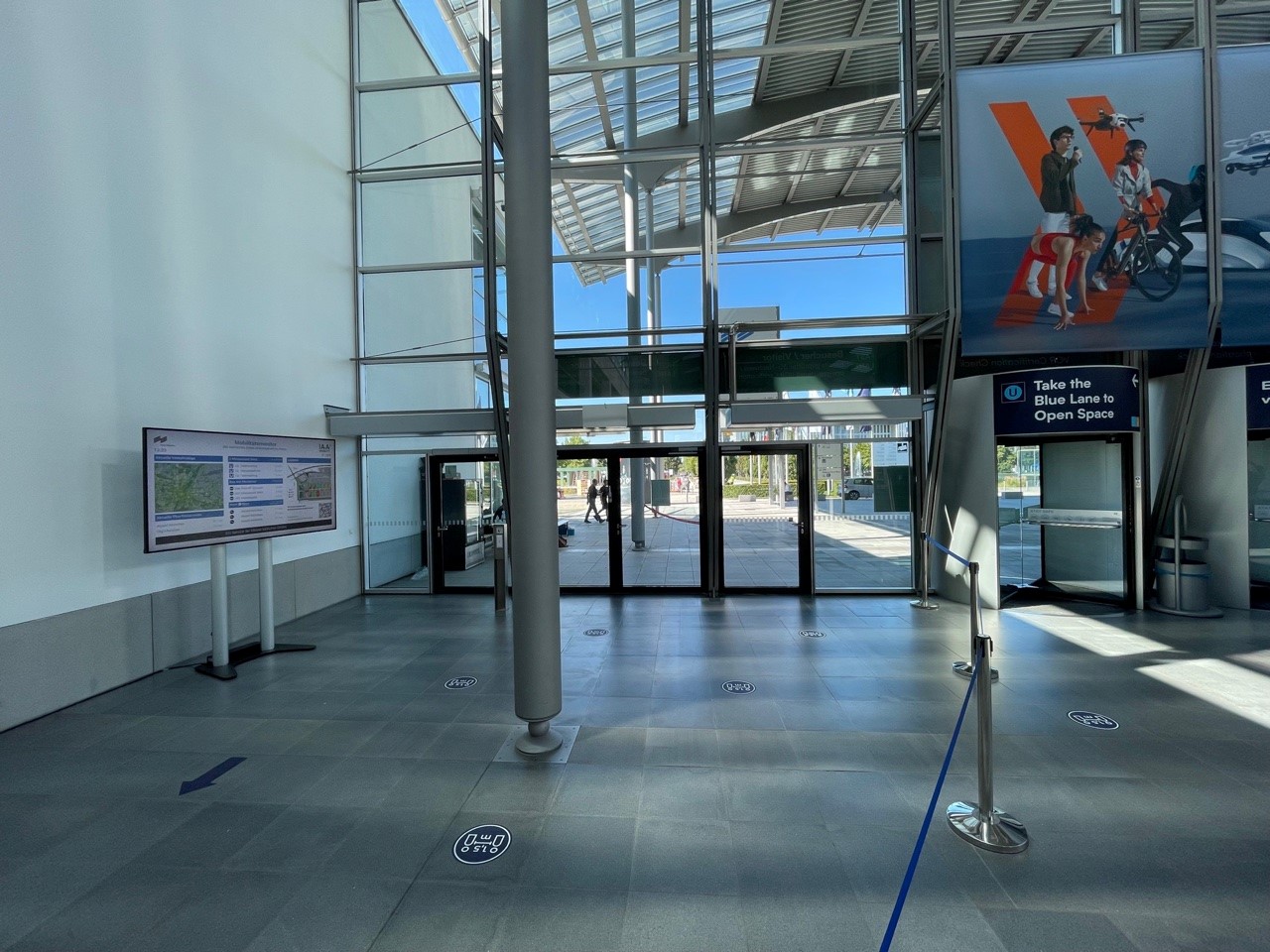 Eingangshalle der Messe München mit Mobilitätsmonitor