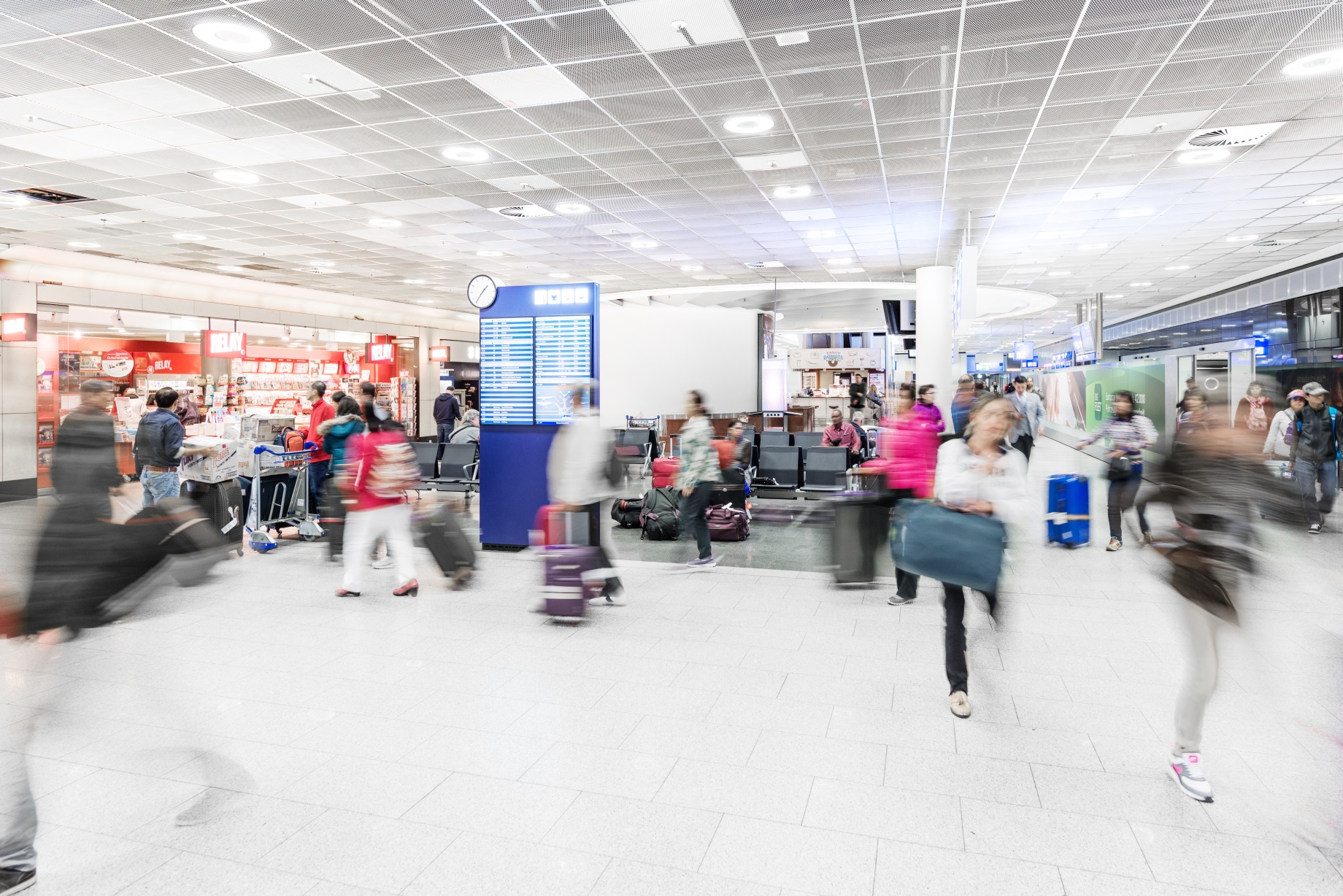 Frankfurt Flughafen Halle mit MoMo