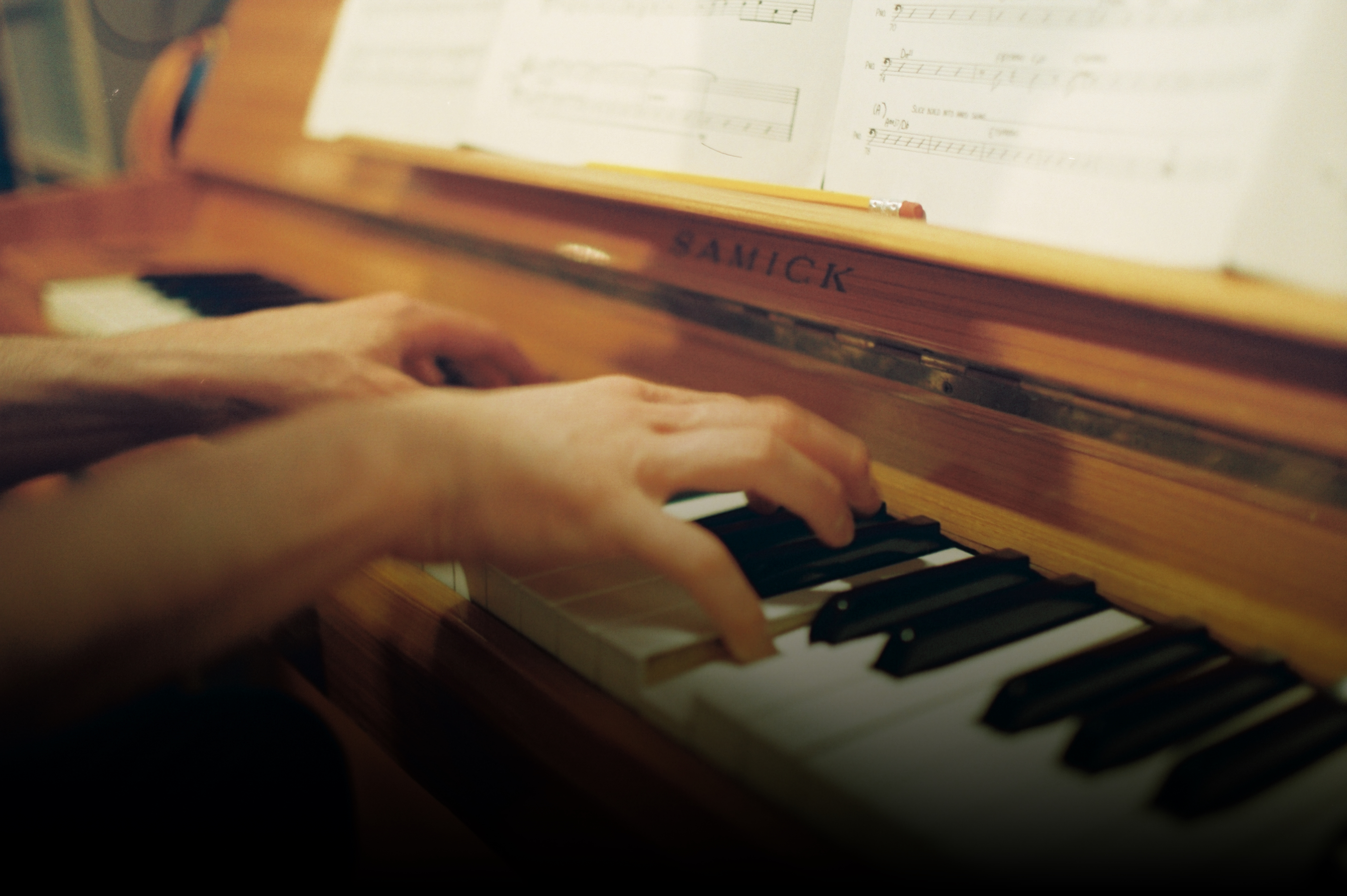 hands playing the piano