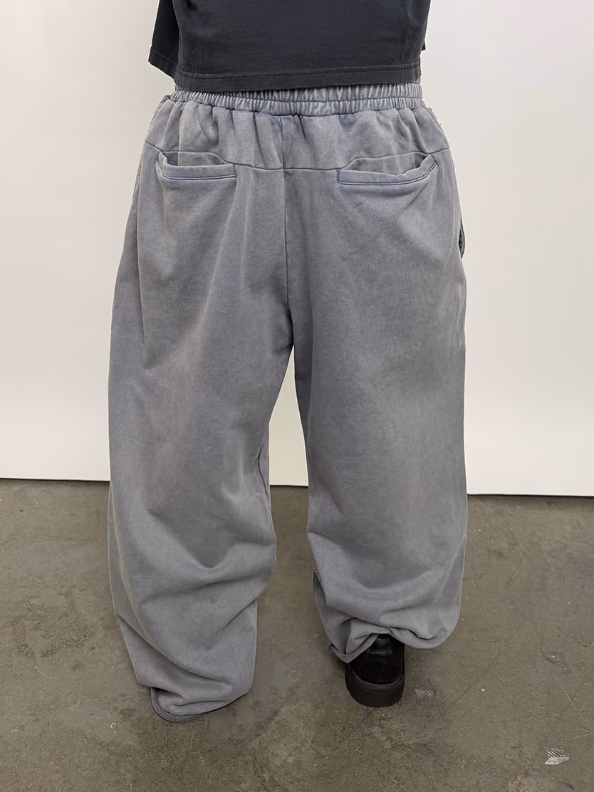 Effortless and understated. In washed Slate, these Heirloom Sweats offer a muted take on everyday luxury. The relaxed, wide-leg design and heavyweight feel make them ideal for both laid-back comfort and refined casual wear.