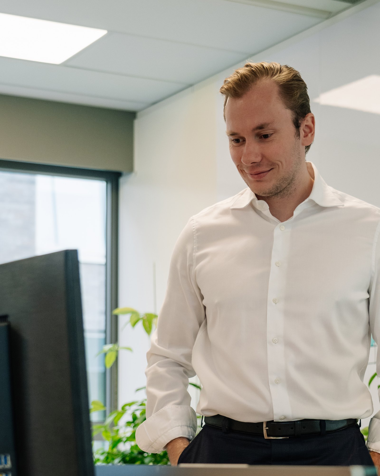 De Developer verdwijnt niet, maar verandert ingrijpend. Begrijp de verschuiving naar AI-engineering en blijf relevant in een snel bewegende arbeidsmarkt.