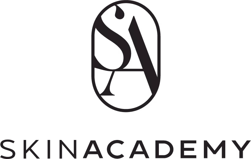 Bildet har logoen til Skin Academy, som består av et stilisert "SA"-monogram i en oval form. Under ovalen er teksten "SKIN ACADEMY" skrevet med store bokstaver.