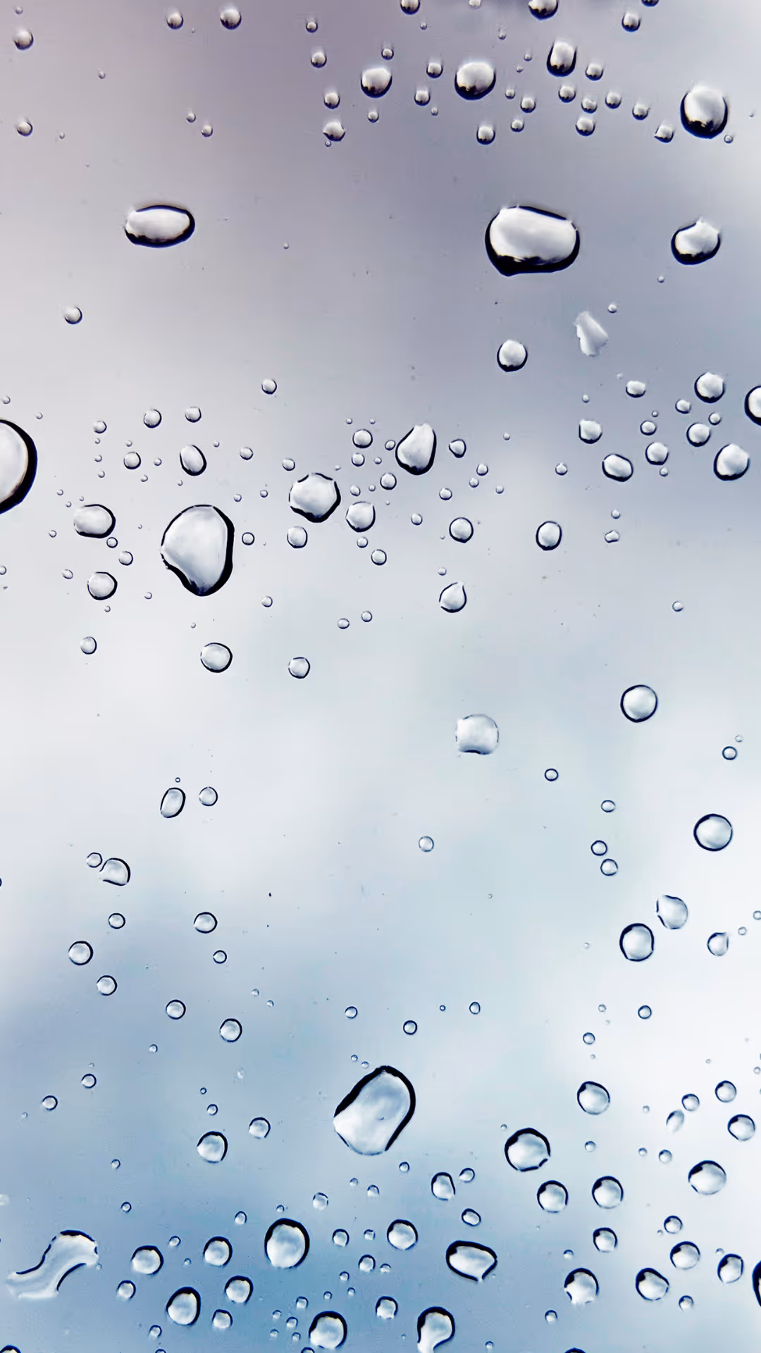 Nærbilde av en kvinnes ansikt med fokus på hennes glatte, fyldige lepper dekket av blank, ferskenfarget leppestift. Huden hennes er klar og virker godt fuktet, noe som bidrar til et generelt polert og naturlig utseende.