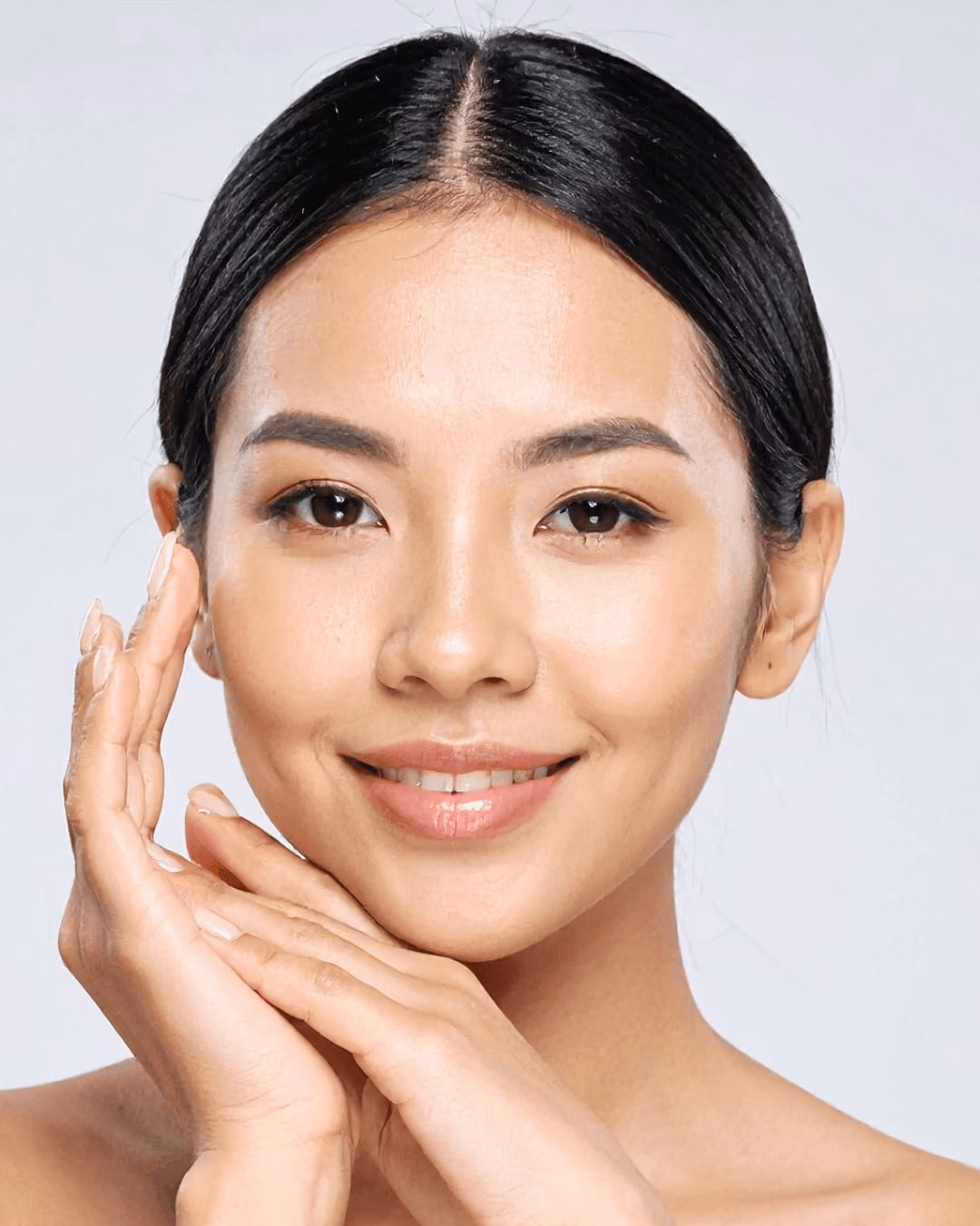 Kvinne med glatt og strålende hud som illustrerer resultatet av microneedling behandling.