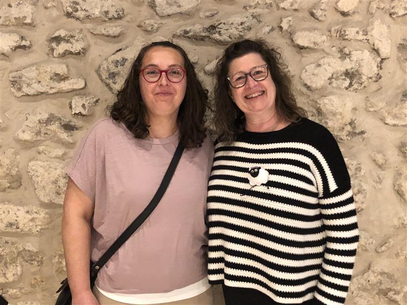 Raquel y Esther, la antigua y nueva propietarias de La Quesería de Sacramenia