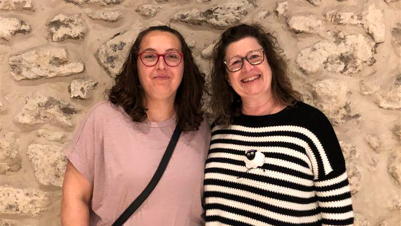 Raquel y Esther, la antigua y nueva propietarias de La Quesería de Sacramenia