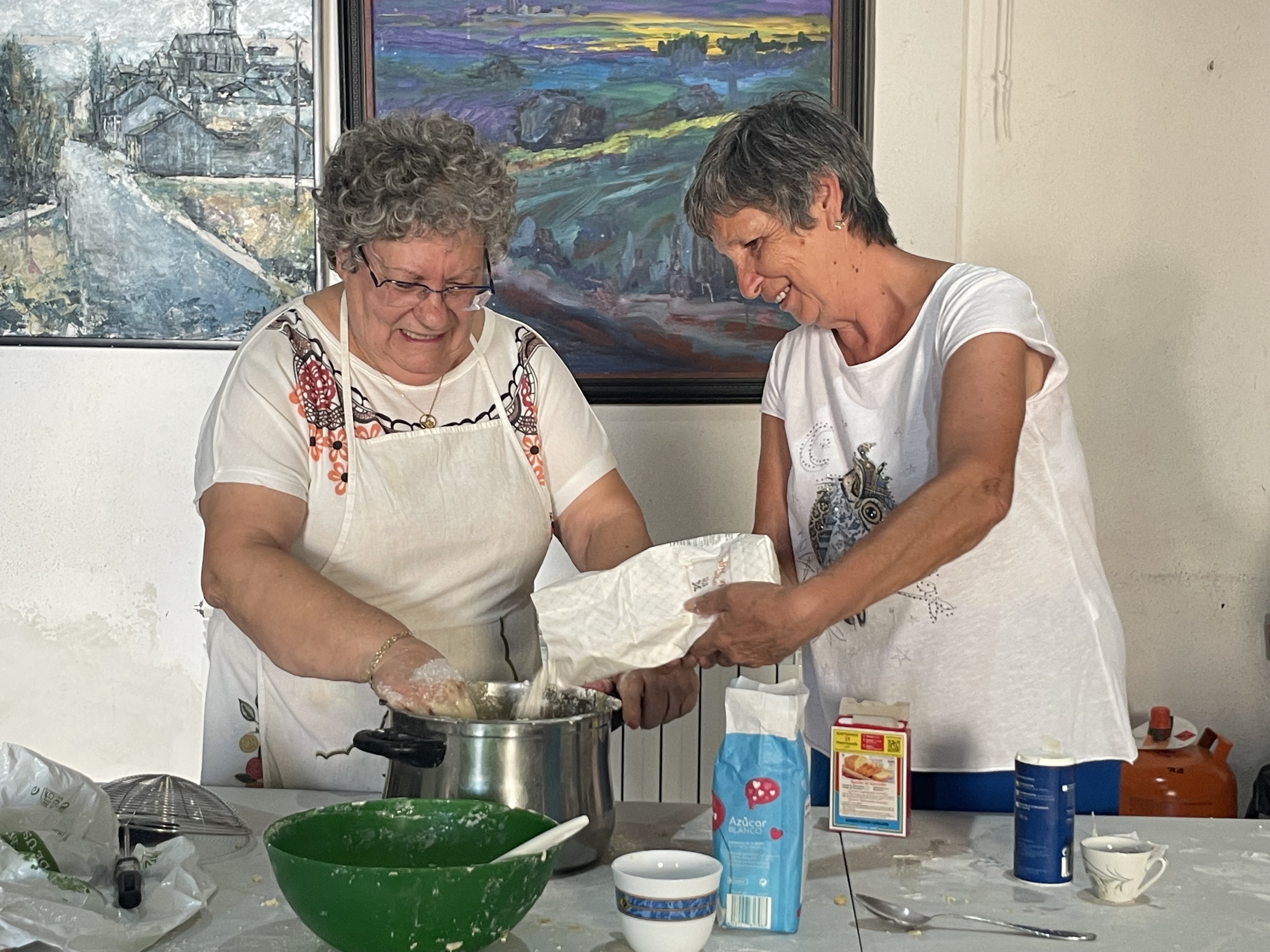 El pueblo de Segovia que reúne a dos generaciones para cocinar y transmitir las recetas tradicionales