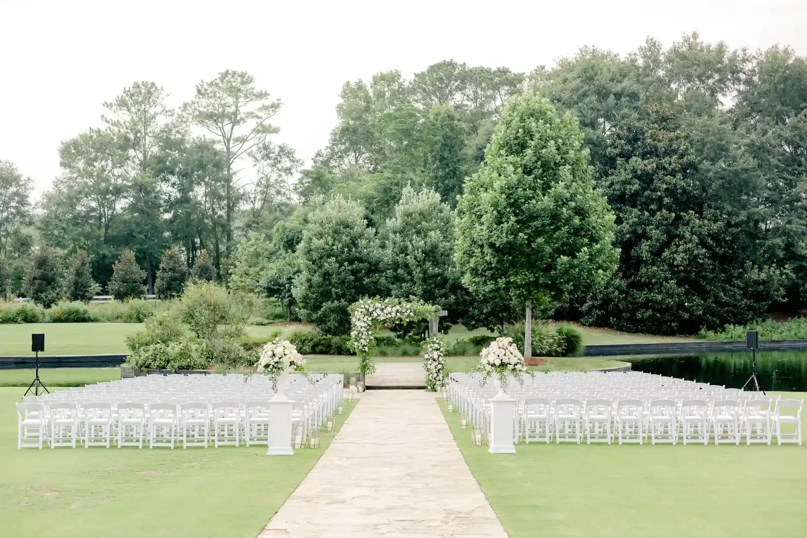 Preparation of an outside wedding with chairs