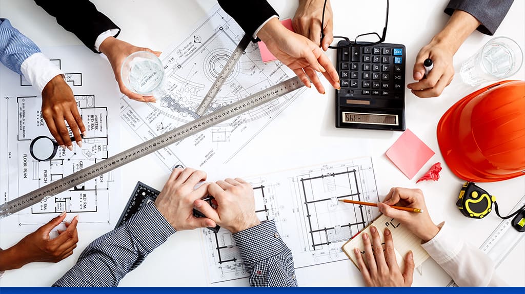 engenheiros analisando planejamento e custos de obra 