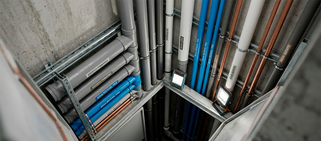 Shaft de tubulação, organizando redes hidráulicas e de esgoto de forma eficiente dentro do edifício.