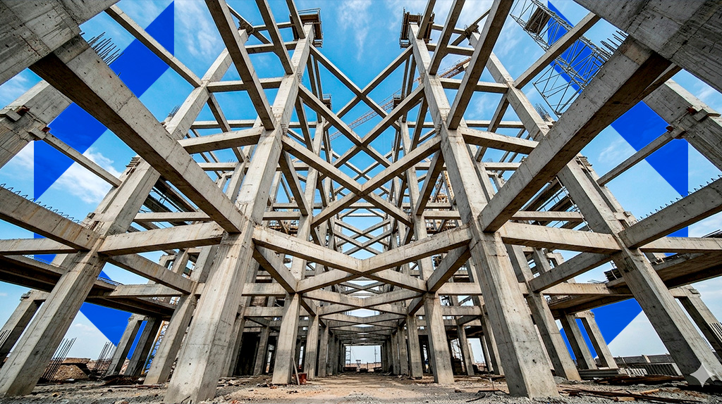 Estrutura de concreto armado em construção vista de baixo, com pilares e vigas aparentes 